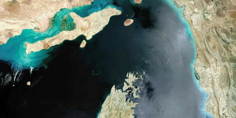 Imagem de satélite mostra o Estreito de Ormuz, região estratégica e considerada a mais delicada junto ao golfo de Omã