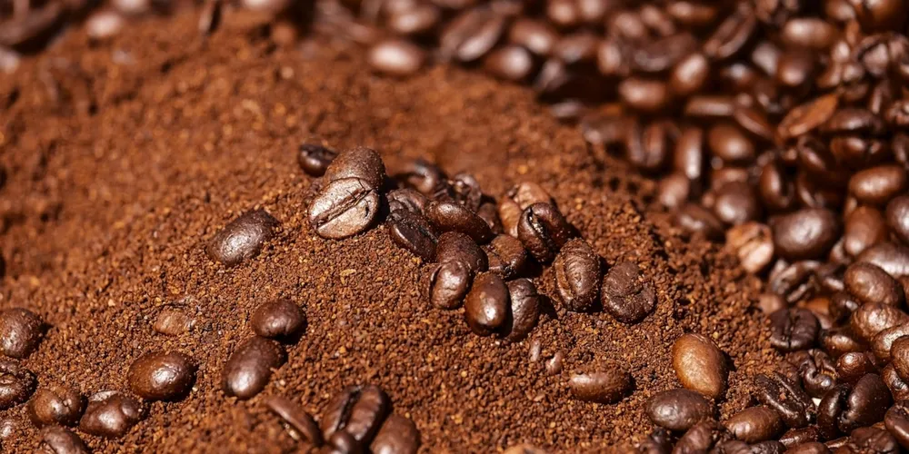 Indústria de café solúvel brasileira registra alta nas exportações e no consumo interno, consolidando o melhor resultado para fevereiro em cinco anos