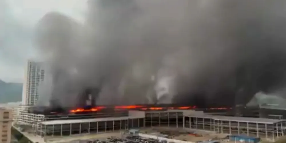 Estacionamento da fábrina em chamas