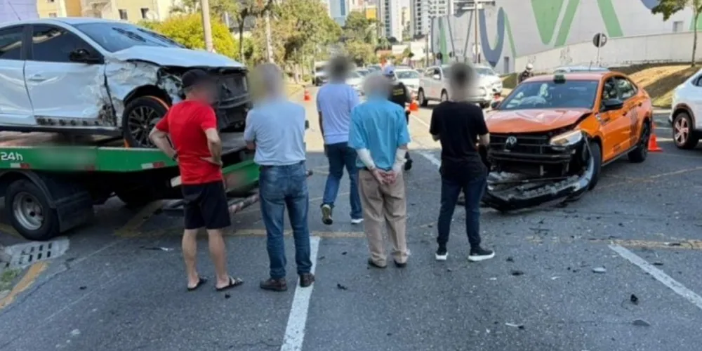 Família ferida em batida envolvendo três veículos teve ferimentos leves