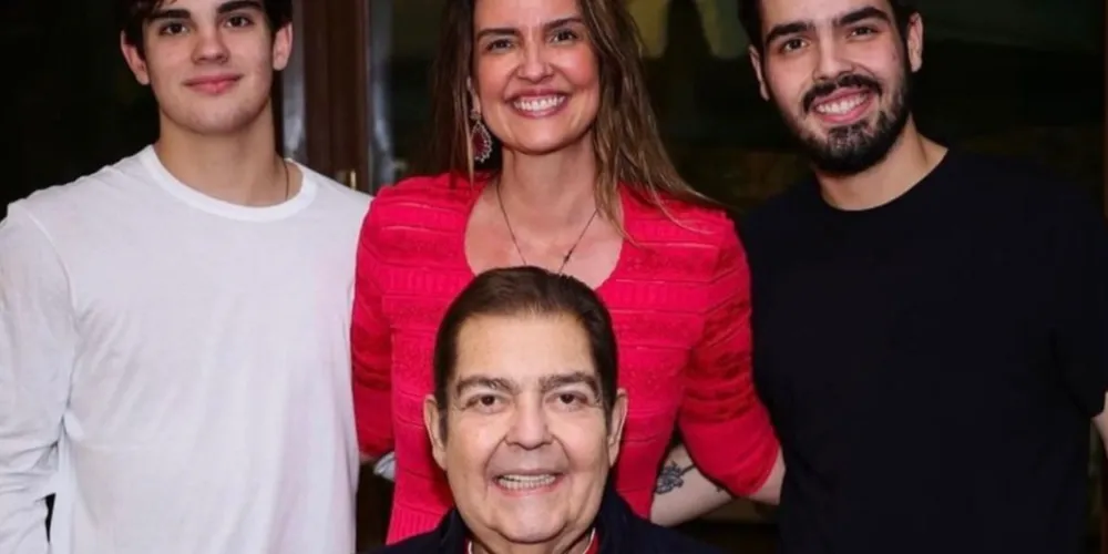 Fausto Silva em registro com parte da família