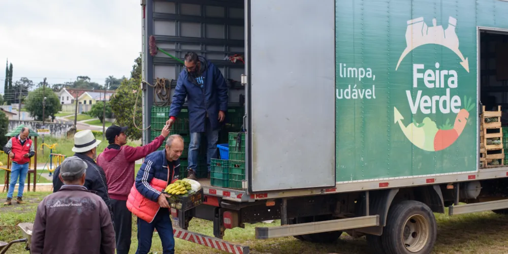 Três equipes vão percorrer os bairros para trocar recicláveis por frutas, verduras e legumes