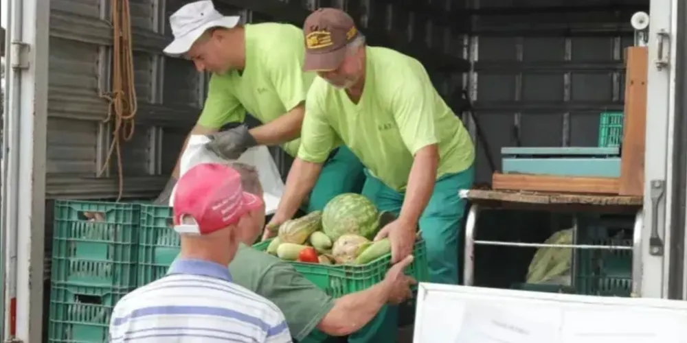 Três equipes vão percorrer os bairros para trocar recicláveis por frutas, verduras e legumes
