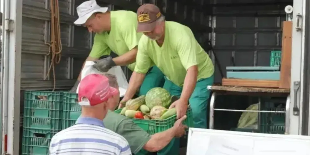 Três equipes vão percorrer os bairros para trocar recicláveis por frutas, verduras e legumes