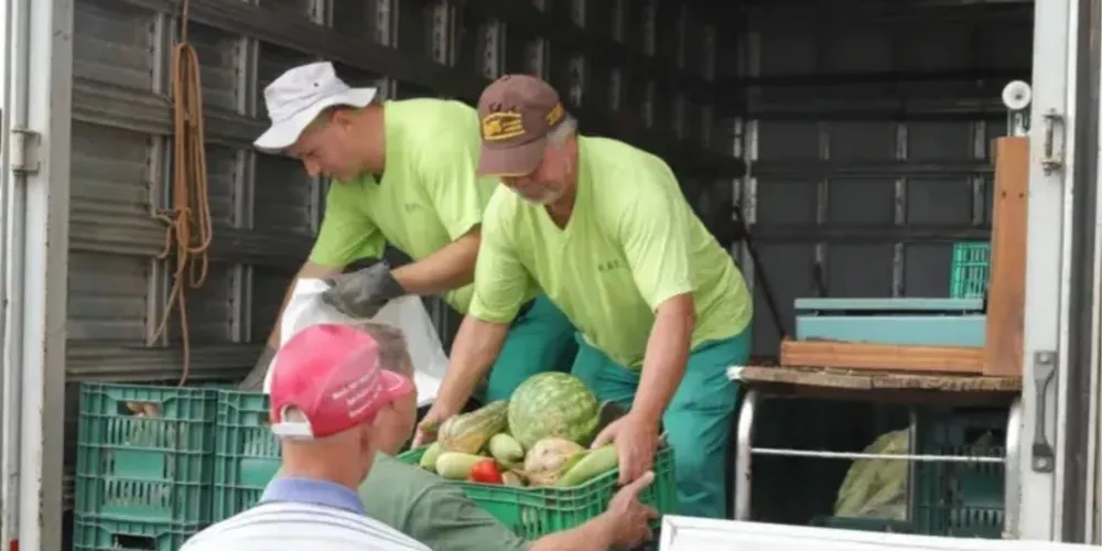 Três equipes vão percorrer os bairros para trocar recicláveis por frutas, verduras e legumes