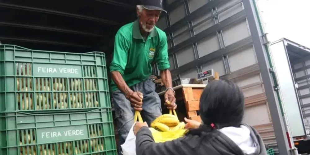 População pode trocar materiais recicláveis por frutas e verduras no Feira Verde