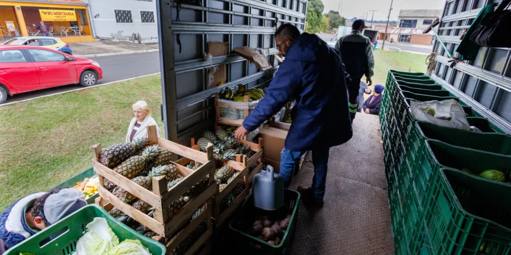 Três equipes vão percorrer os bairros para trocar recicláveis por frutas, verduras e legumes