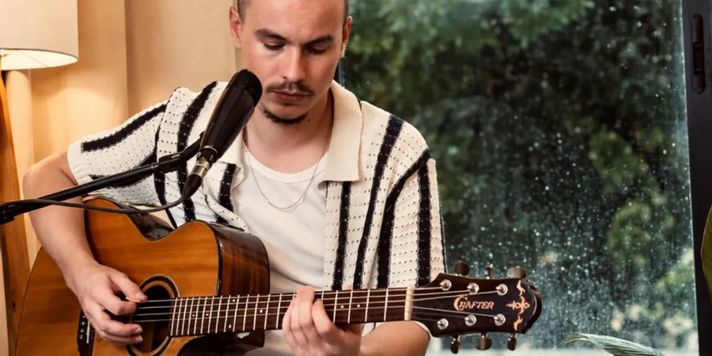 A canção "É assim" carrega uma mensagem sensível sobre a presença do amor de Deus nas situações simples do cotidiano