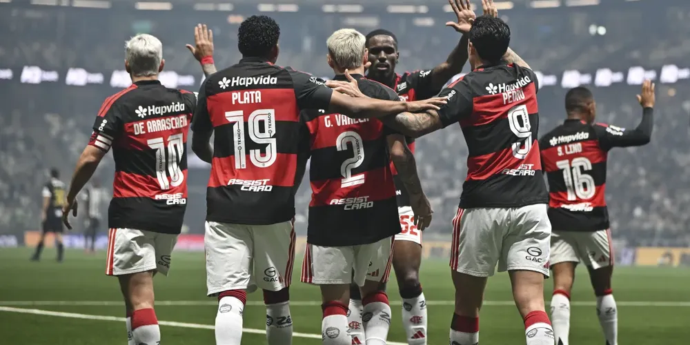 Jogadores do Flamengo comemoram gol sobre o Atlético-MG no Brasileirão