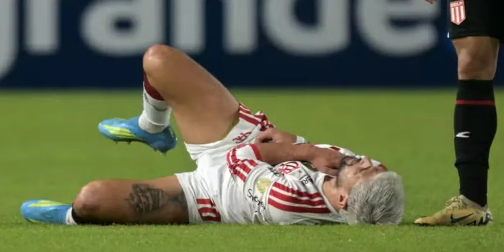 Giorgian de Arrascaeta sofreu uma fratura na clavícula direita na noite dessa quarta-feira (29)