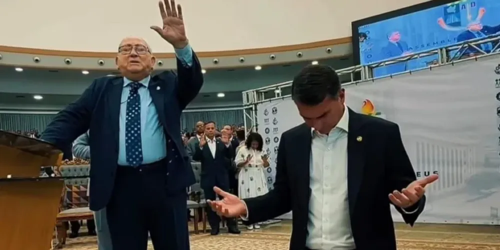Flávio Bolsonaro durante culto