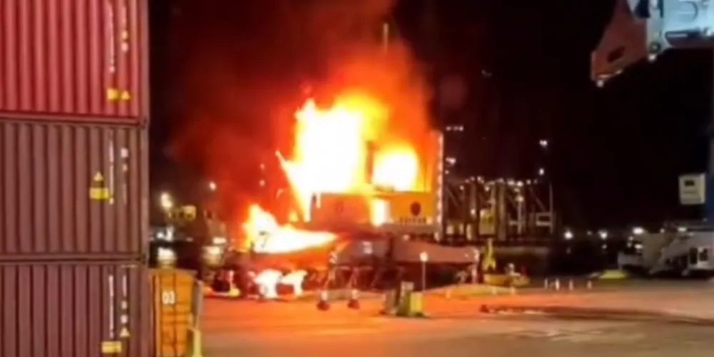 As equipes de emergência atuaram com grande volume de água para conter as chamas e evitar que o incêndio se espalhasse para outras estruturas próximas