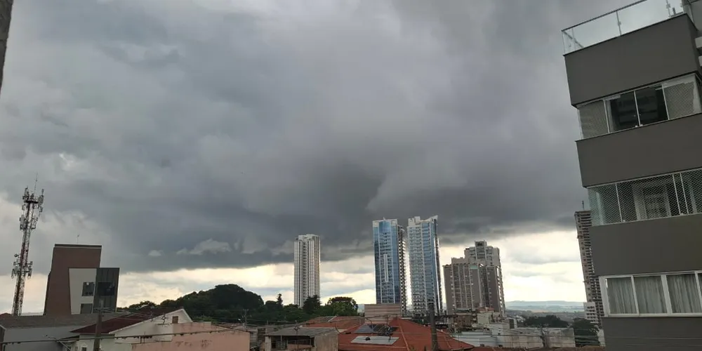 Céu de Ponta Grossa com nuvens carregadas