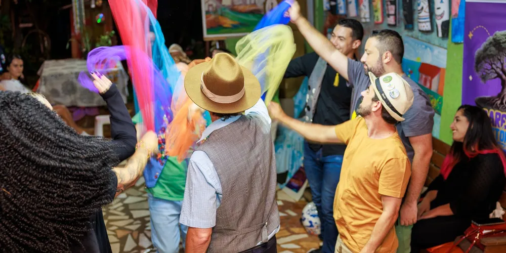 Atividade do 4º Festival Cacarejando Histórias reúne público em ação cultural realizada em Ponta Grossa