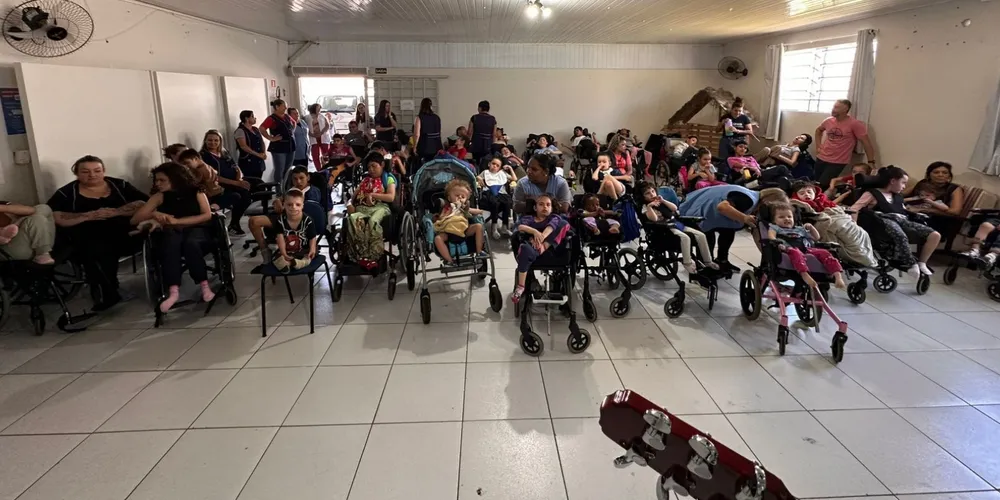 Crianças da instituição durante atividade na APACD.