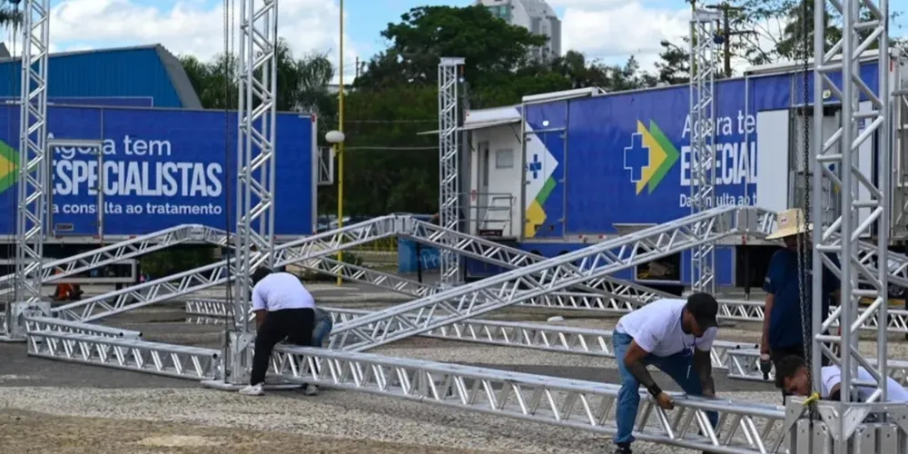 Carreta de oftalmologia sendo preparada.