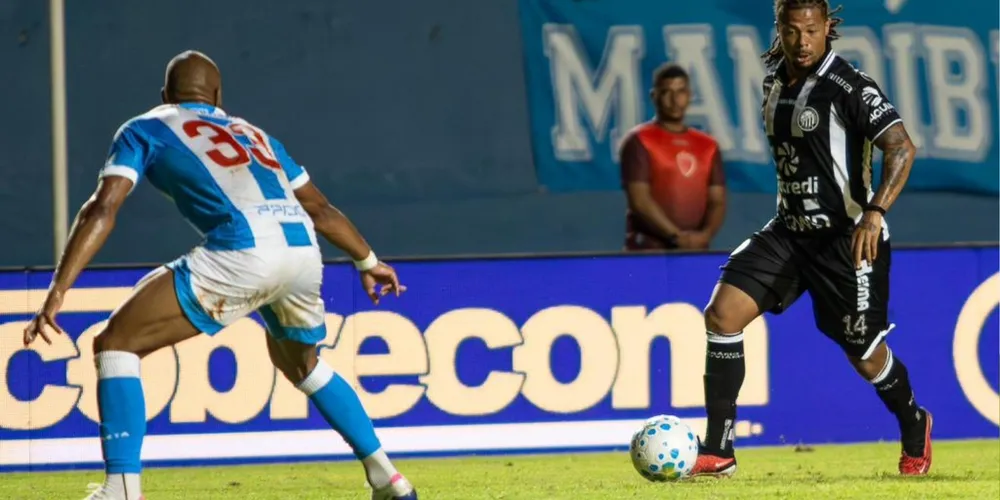 Hildeberto em duelo pela Copa do Brasil.