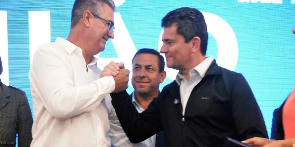 O vereador Julio Küller e o senador Sergio Moro na cerimônia de filiação do parlamentar ao União Brasil