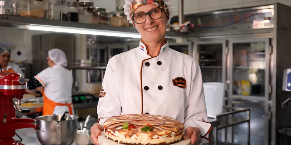 Frederica Dykstra é filha de imigrantes holandeses e é a fundadora da marca Frederica's Koffiehuis, junto com seus 3 filhos