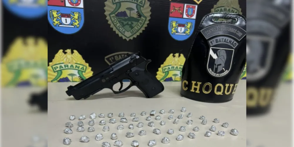 Drogas e um  simulacro de pistola foram apreendidos