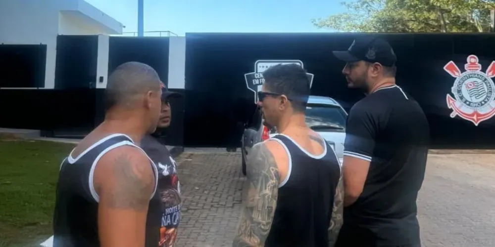 Membros do Gaviões da Fiel no CT Joaquim Grava