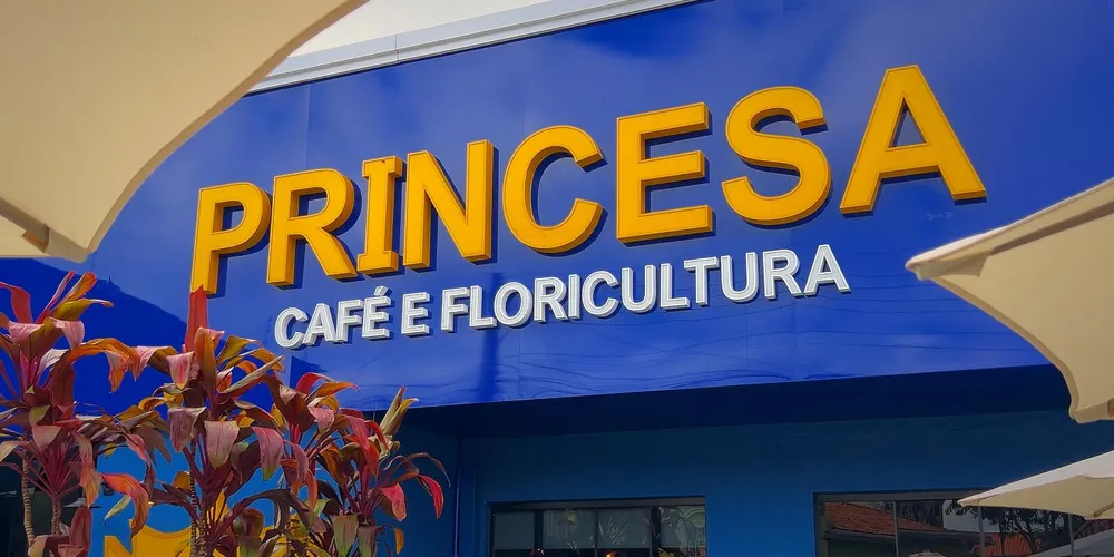 O espaço conta com uma cafeteria completa, com opções de cafés, doces, salgados e até almoço