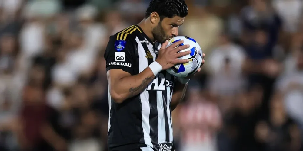 Hulk beijando a bola antes de pênalti decisivo pelo Atlético-MG na Sul-americana