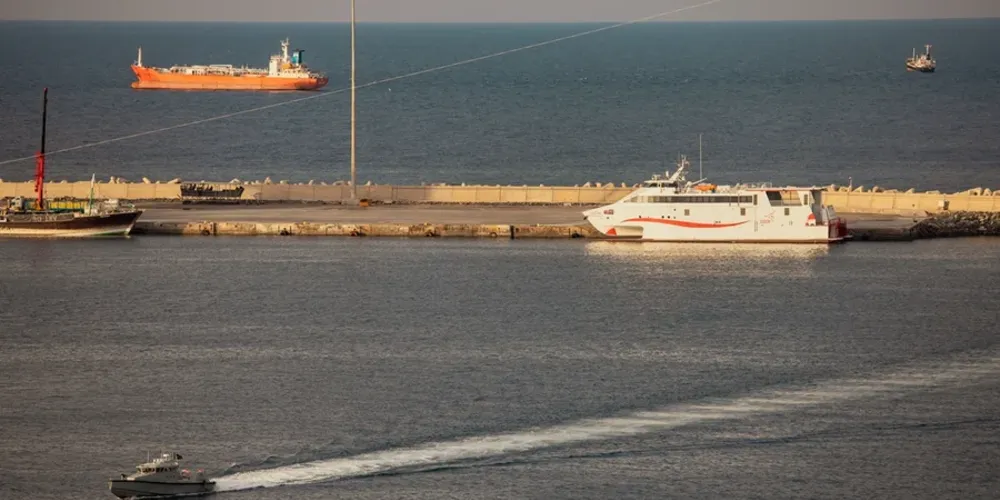 O estreito sofre com restrições de navegação, impostas pelos iranianos, desde o início da guerra no Oriente Médio