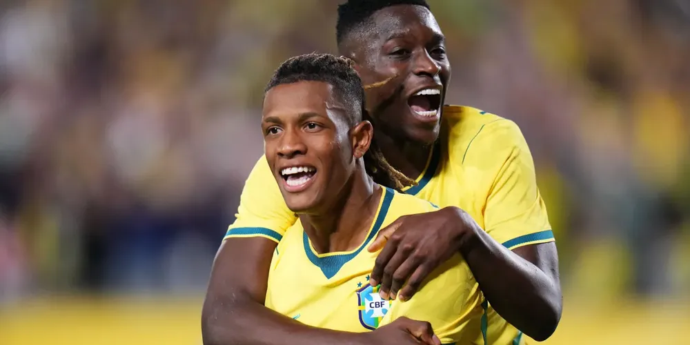Luiz Henrique comemora com Danilo o gol que abriu o placar em Brasil x Croácia