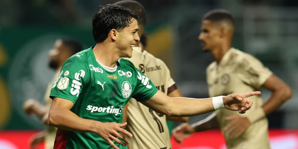 Ramón Sosa comemora um dos gols de pênalti que marcou para o Palmeiras contra o Jacuipense