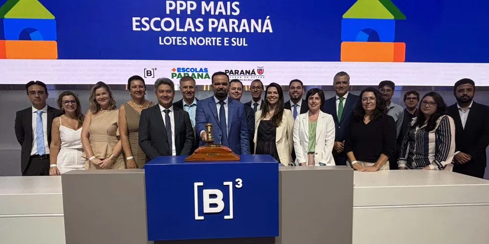 A equipe da Secretaria do Estado de Educação reunida para definir a empresa vencedora do leilão de concessão do programa "Mais Escolas Paraná"