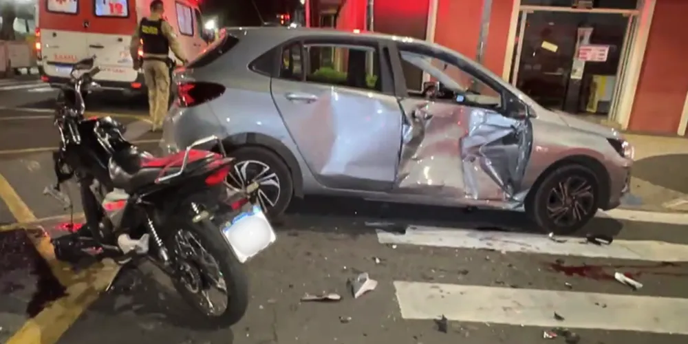 Com o impacto da batida da moto contra o carro, o condutor da motocicleta ficou gravemente ferido, enquanto a sua passageira teve fraturas fechadas; o motorista do carro não se feriu