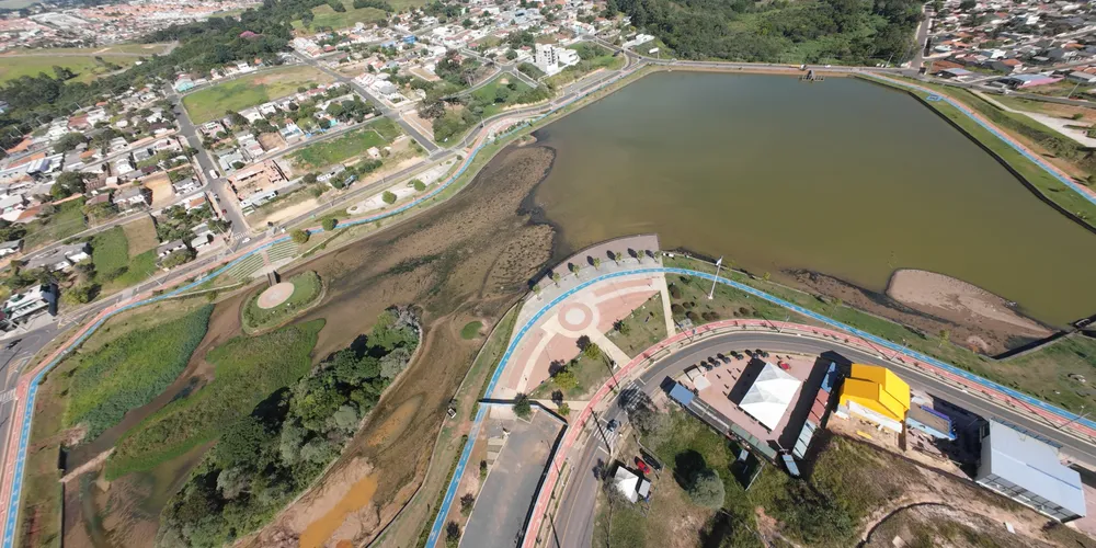 O nível da água começou a ficar baixo após o ínicio das obras de desassoreamento