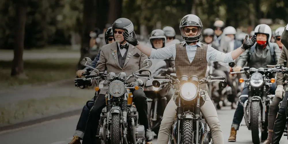 O evento é aberto ao público e convida entusiastas a vestirem seus melhores trajes para apoiar a causa