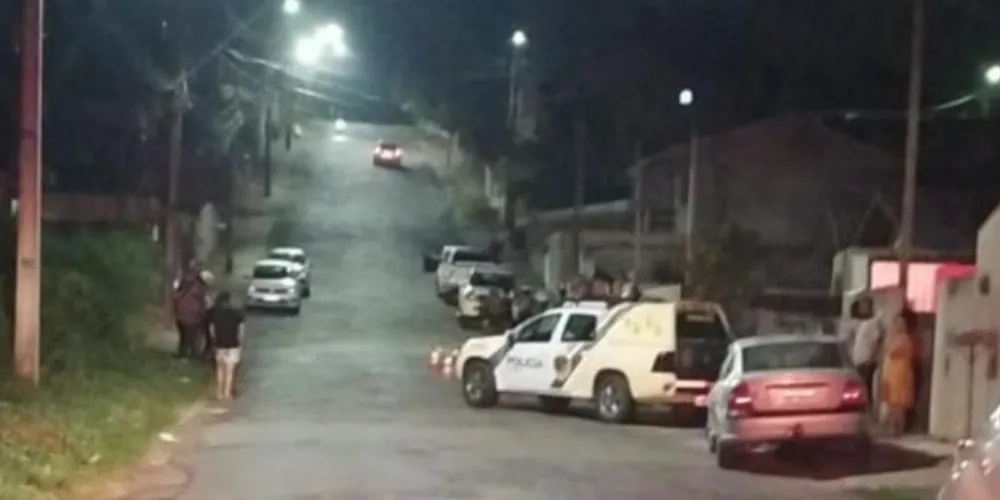 O crime aconteceu na noite desse sábado (25) no bairro Lamback em Campo Largo