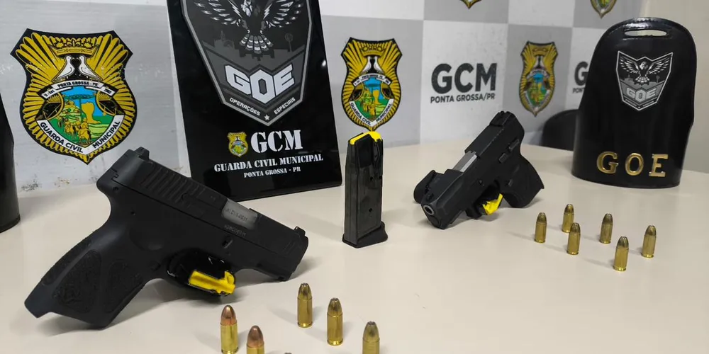 O indivíduo recebeu voz de prisão, e as armas e objetos foram apreendidos