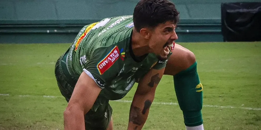 Diego Monteiro comemotando defesa de pênalti contra o Coritiba
