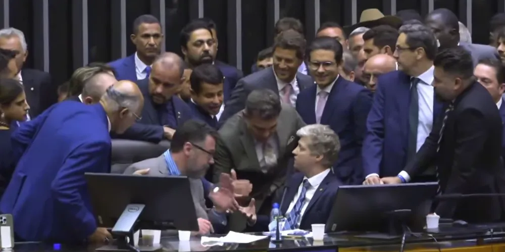 Presidente da Câmara, Hugo Motta (Republicanos-PB), tenta acessar cadeira da presidência, ocupada pelo deputado federal Marcel Van Hattem (Novo-RS)