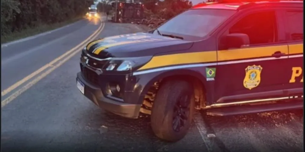 Com o tombamento, a BR-153 ficou parcialmente interditada e passou a operar no sistema “pare e siga”