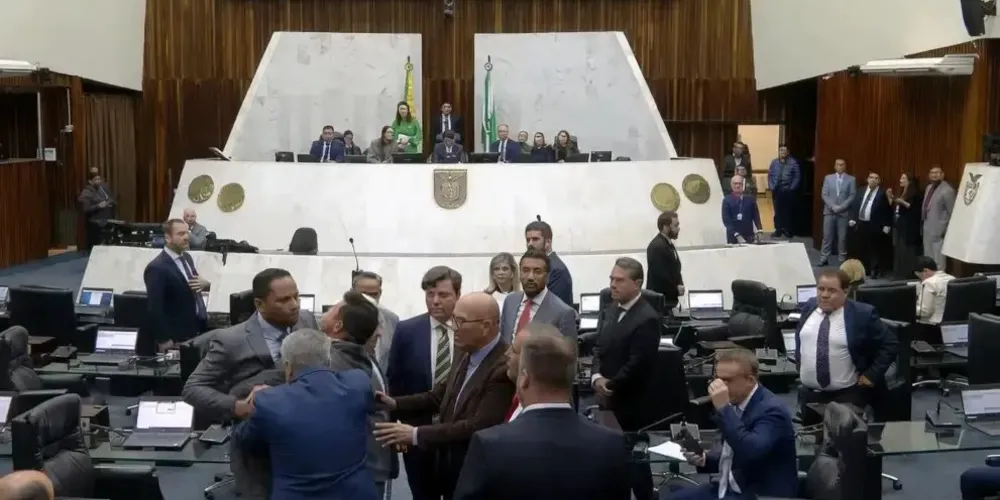 A confusão começou quando Do Carmo questionou Matheus Vermelho sobre a possibilidade de reapresentação do projeto das emendas impositivas