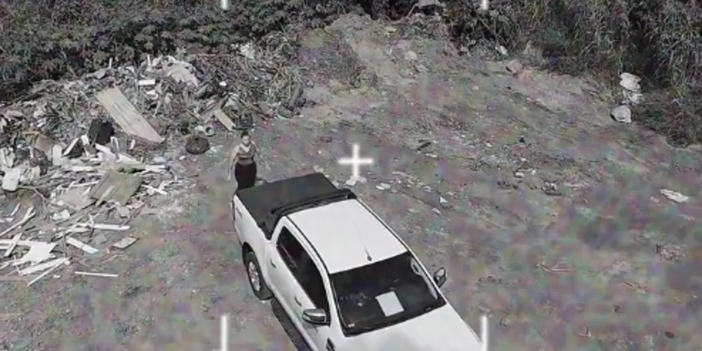 O registro mostra uma mulher jogando sacos de lixo no local