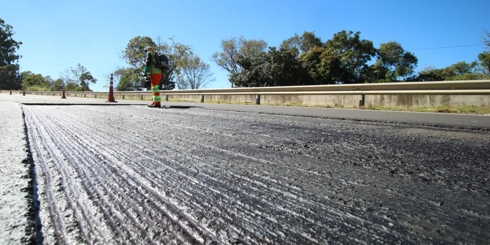 Equipe de pavimentos em atuação na BR-376, entre Mauá da Serra e Ortigueira