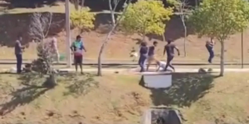 Imagens mostram pelo menos quatro pessoas envolvidas em agressões com chutes, socos e pauladas