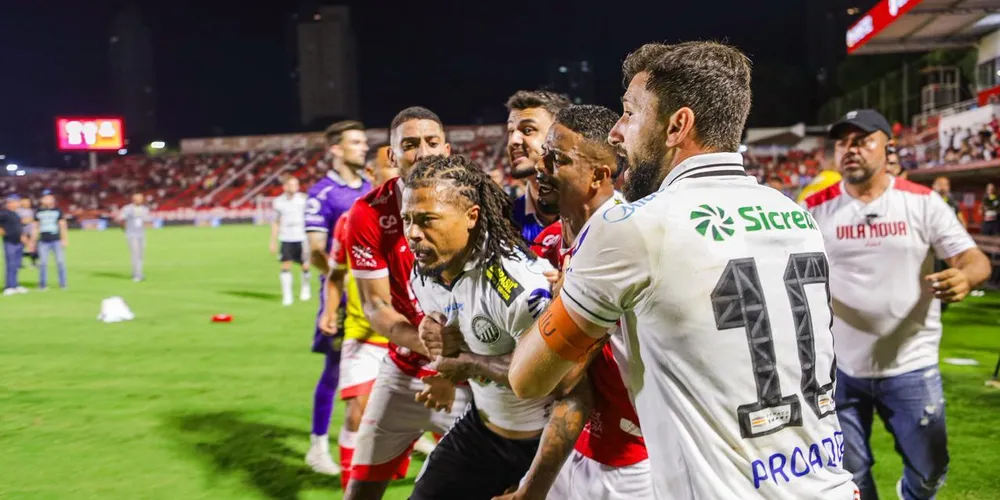 A briga generalizada só foi acalmada com a chegada da Polícia Militar