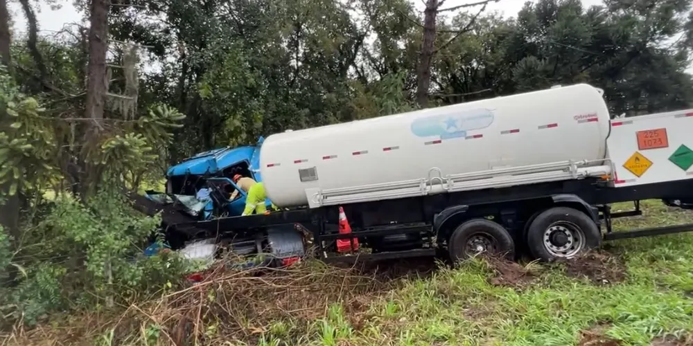 Os socorristas precisaram retirar o motorista da cabine, que estava preso e teve uma fratura exposta em uma das pernas