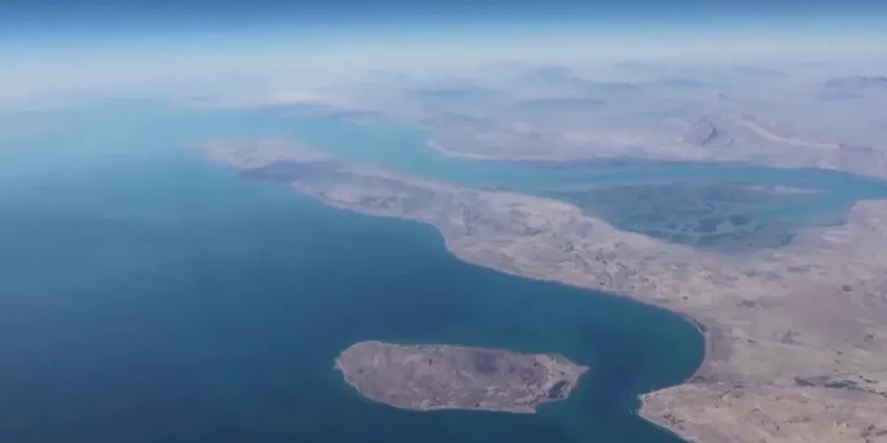 Imagem aérea da região próxima ao Estreito de Ormuz, por onde passa cerca de um quinto do petróleo mundial diariamente