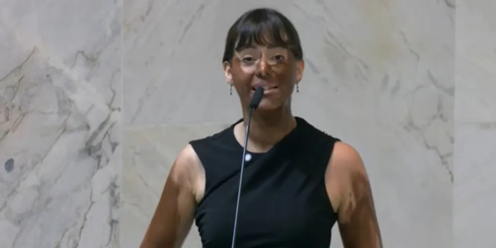 Deputada estadual Fabiana Bolsonaro na tribuna da Alesp (Assembleia Legislativa de São Paulo)