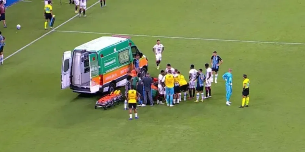 Na disputa pela bola, Marlon caiu sobre o próprio pé, precisando ser atendido pela equipe médica