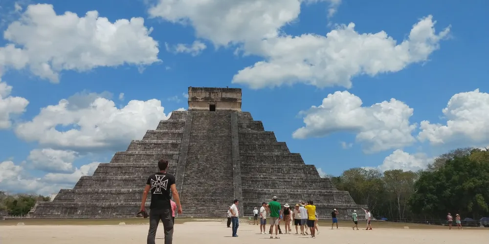 O professor Luiz Petla, de Ponta Grossa, está no México