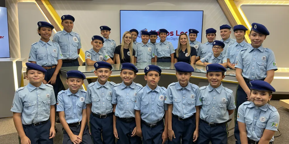 Ao longo da visita, os estudantes conheceram toda a estrutura do Grupo aRede, passando pela área comercial e de projetos, redação integrada e estúdios e finalizando com um café especial